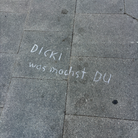 Kreideschrift auf dem Pflaster: Dicki was machst du