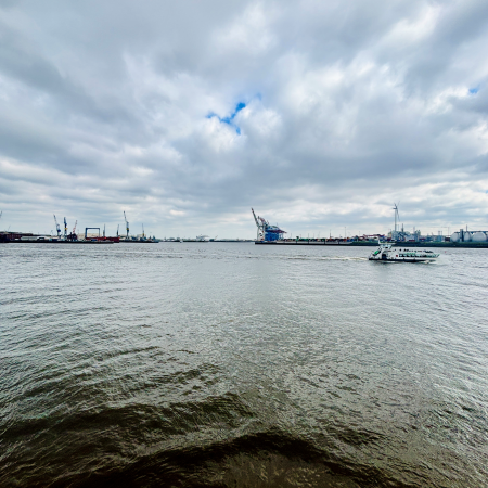 Blick über die Elbe, ungefähr Höhe Dockland
