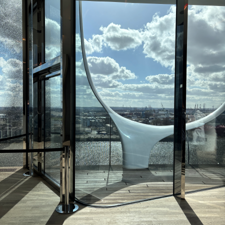 Ausblick aus der Elphi mit Dackonstruktionsteilen