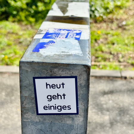 Ein Sticker an einem Fahrradständer: Heute geht einiges
