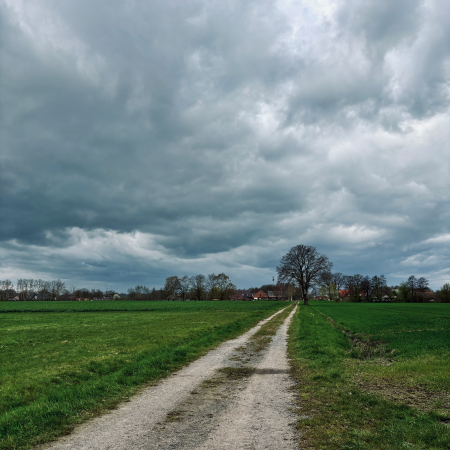 Landstraße unter dunklen Wolken