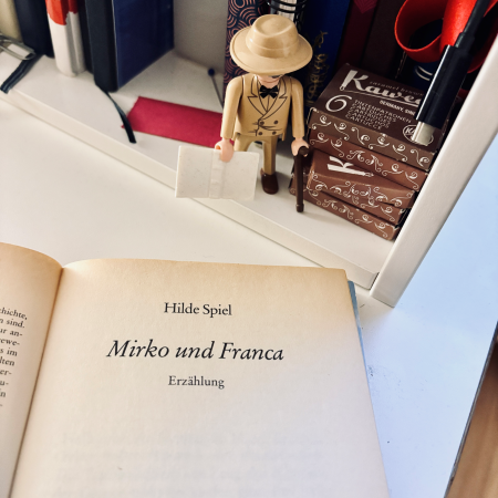 Das Buch Mirko und Franca aufgeschlagen vor Thomas-Mann-Playmobil-Figur und Tintenpatronen