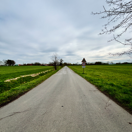 Ein Stück Landstraße in leerer Gegend im Weitwinkel