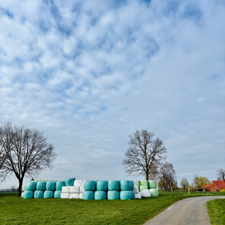 Heu in Folie am Rand eines Ackers