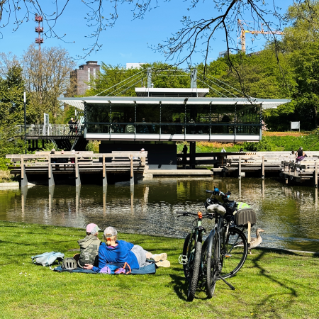 Liegende auf dem Rasen in Planten un Blomen