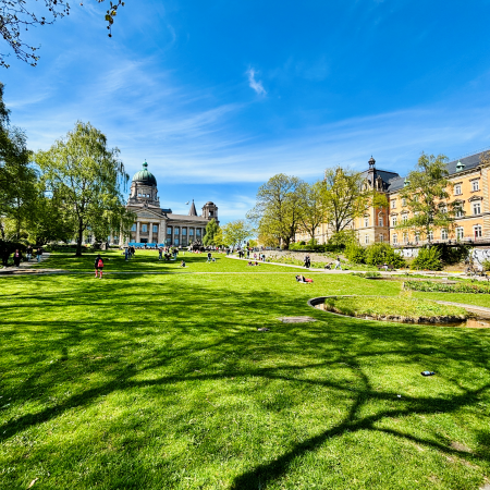 Der Rasen vor den Gerichten in Planten un Blomen
