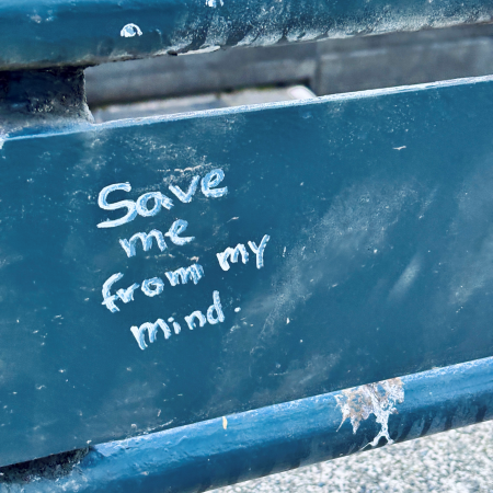 Schrift auf einem Brückengeländer: Save me from my mind