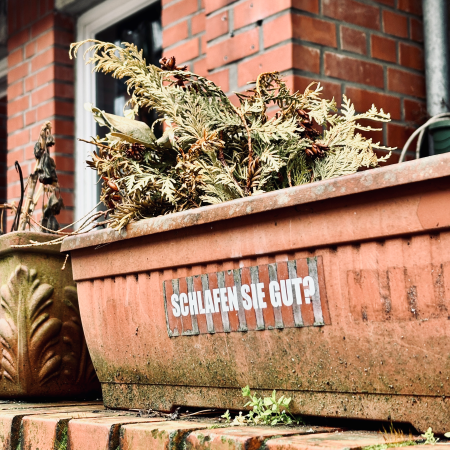 Ein Aufkleber an einem Balkonbkumenkasten: Schlafen Sie gut?