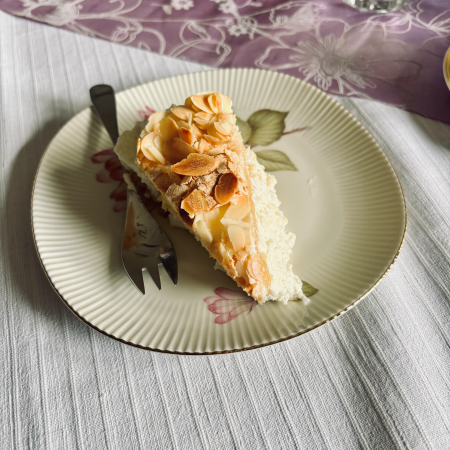 Ein Stück Torte auf altmodischem Teller