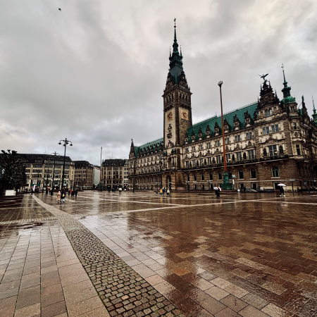 Der Rathausmarkt im Regen