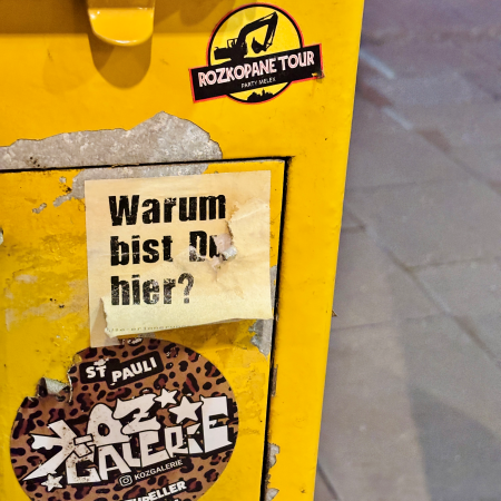 Eine Haftnotiz an einem Briefkasten: Warum bist du hier