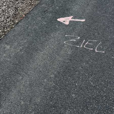 Schrift auf Asphalt: Ziel