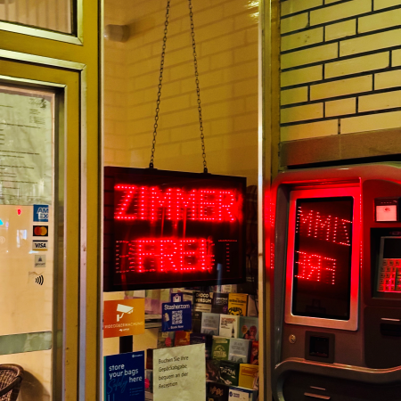 Ein beleuchtetes Zimmer-frei-Schild an einem Hotel
