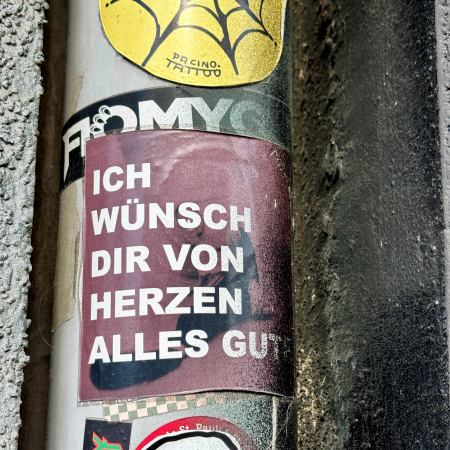 Ein Sticker an einem Regenrohr: Ich wünsch von Herzen alles Gute