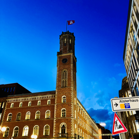 Spätabendlicher Blick auf den Turm der Alten Post in der Hamburger Innenstadt