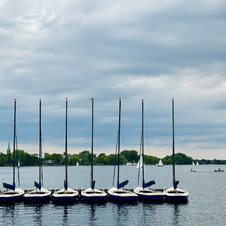 Segelboote an einem Steg an der Aussenalster