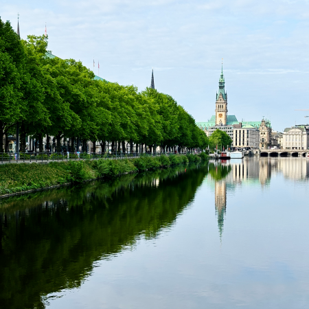 Blick über die Binnenalster am Ballindamm entlang