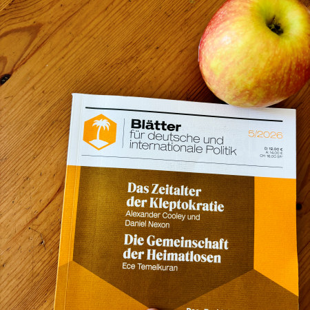 Die aktuelle Ausgabe der "Blätter" außerdem ein Apfel, farblich passend