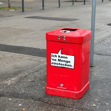 Ein Hamburger Mülleiner mit Aufdruck. Ich kann eine Menge einstecken