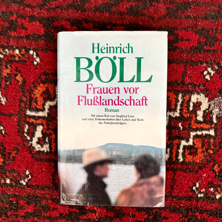 Das Buch Frauen vor Flusslandschaft