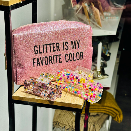 Schrift in einem Schaufenster mit glitzernden Dingen: Glitter is my favourite colour