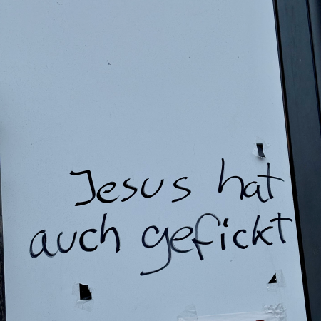 Schrift an einer weißen Wand: Jesus hat auch gefickt