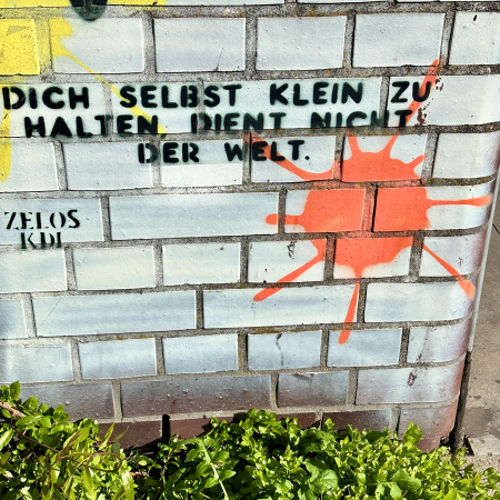 Graffiti-Text: "Dich selbst klein zu halten dient nicht der Welt"