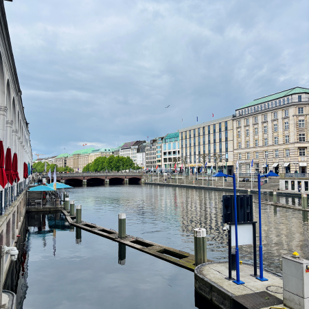 Blick über die Kleine Alster an den Rathausarkaden
