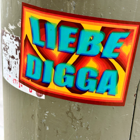 Ein Sticker mit der Aufschrift "Liebe Digga"