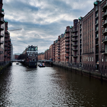 Ein Fleet in der Speicherstadt unter wolkenverhangenem Himmel