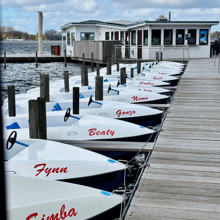 Tretboote an einem Steg an der Außenalster