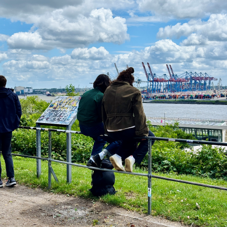 Blick vom Altonaer Balkon auf die Elbe und den Hafen