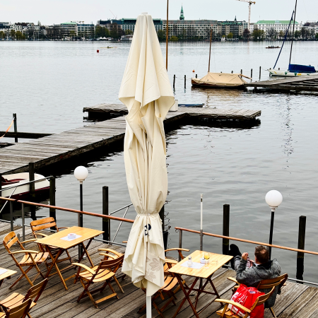 Auißengastro, weitgehend leer, auf dem Anleger Rabenstraße an der Außenalster