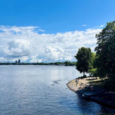 Blick von der Kennedybrücke über die Außenalster