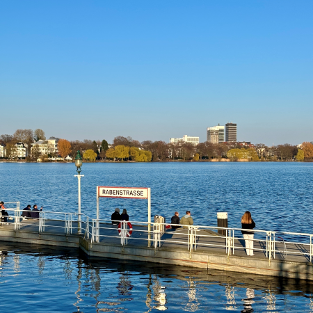Menschen auf dem Anleger Rabenstraße