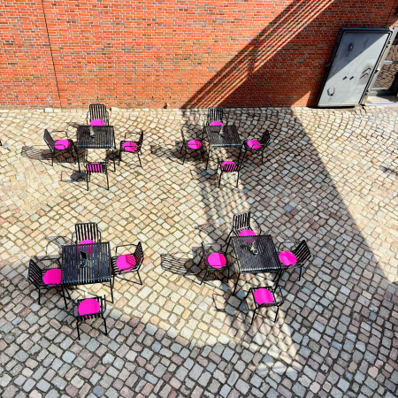 Blick von oben auf Außengastro ohne Gäste in der Speicherstadt