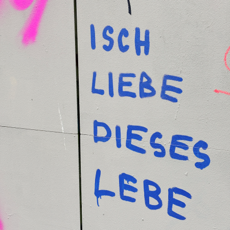 Schrift an einer Wand: Isch liebe dieses Lebe"