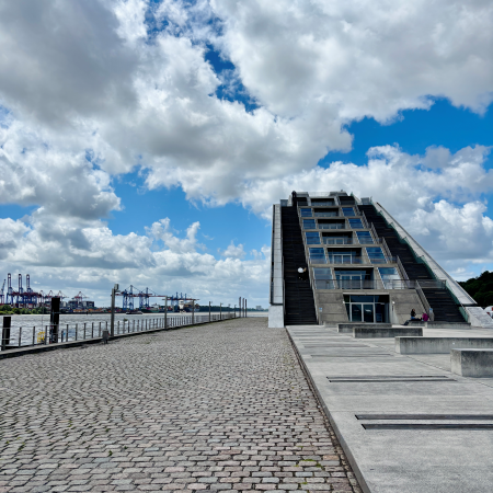 Das Dockland unter wolkigem Himmel