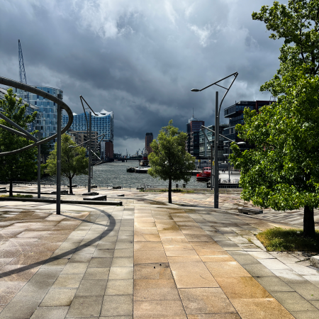 Dunkle Wolken über der Hasfencity, in Richtung Elphi