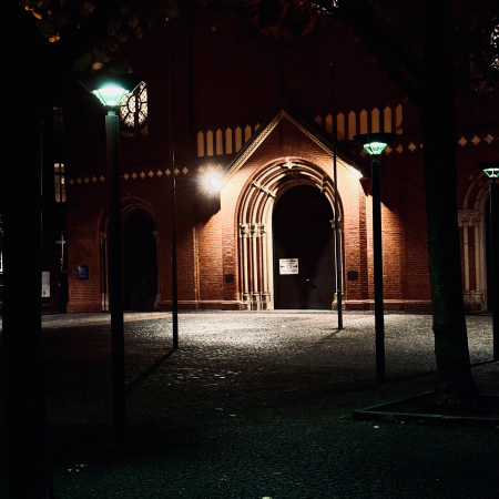 Ein Kirchenportal bei Nacht
