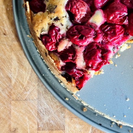 Angeschnittener Kirschkuchen