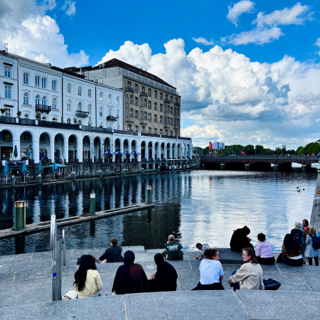 Blick über die Kleine Alster in Richtung Alsterarkaden und Jungfernstieg