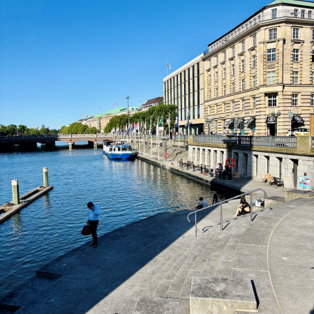 Die Kleine Alster am Rathaus, Sommerstimmung