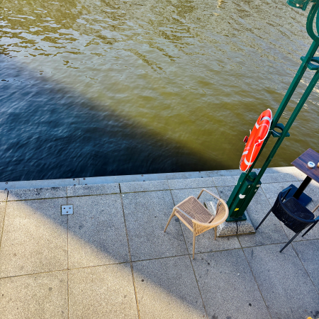 Außengastro (leer) an der Kleinen Alster