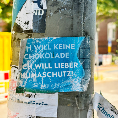 Ein Sticker: Ich will keine Schokolade, ich will lieber Klimaschutz