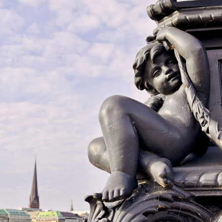 Eine Putte an einer Laterne auf der Lombardsbrücke