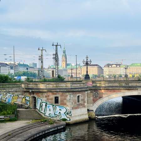 Blick von der Kennedybrücke Richtung Lombardsbrücke und Rathaus