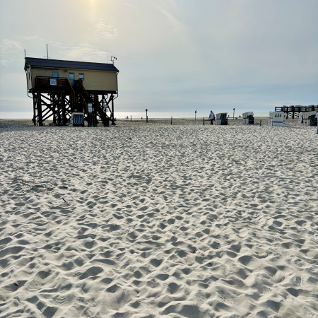 Ein Pfahlbau am Strand von SPO