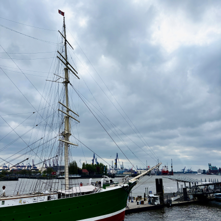 Die Rickmer Rickmers im Hamburger Hafen