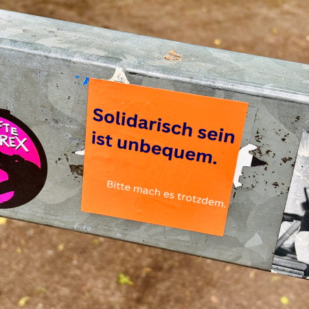 Ein Sticker: Solidarisch sein ist unbequem. Bitte mach es trotzdem.